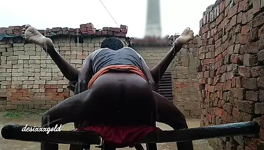 Baldız da dışarıda sırılsıklamdı ve biz de onu dışarıda siktik. En iyi desi seks videounu izledikten sonra boşalabilirsin.