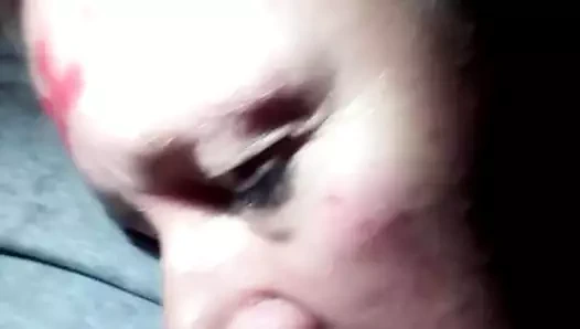 Mavi gözlü sakso gırtlağına kadar alıyor sürtük siyah yarağı yutuyor