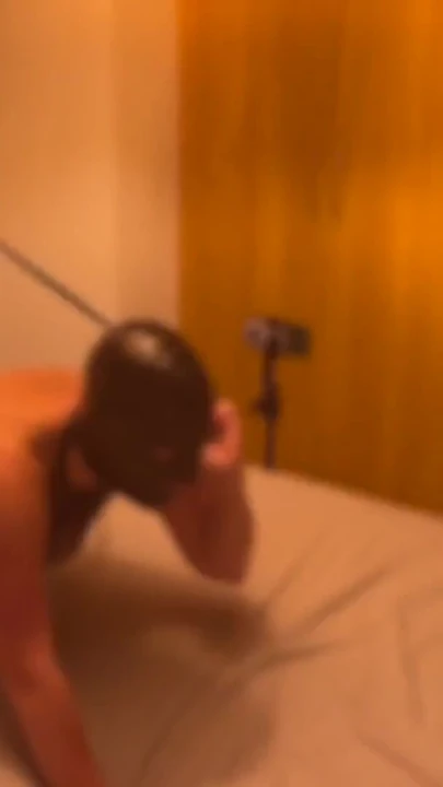 Kadın egemenliği orta yaşlı seksi kadın kafese takılmış amına domine ediyor | Klip 1