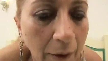 İnce olgun sarışın