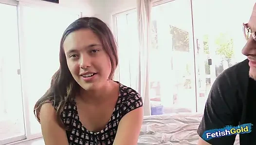 Esmer genç kız dövmeli bir adam tarafından sıkı amını siktiriyor