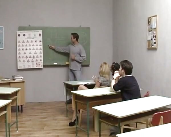 İki Alman öğrenci kız bir öğrenci ve bir öğretmen tarafından sikiliyor