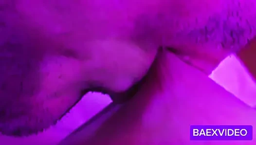 Hintli azgın kız göğüslerini emiyor, göğüslerimi emiyor