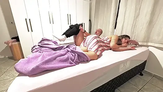 Üvey babam küçük amcığıma boşalmak için geceleri beni ziyaret etti