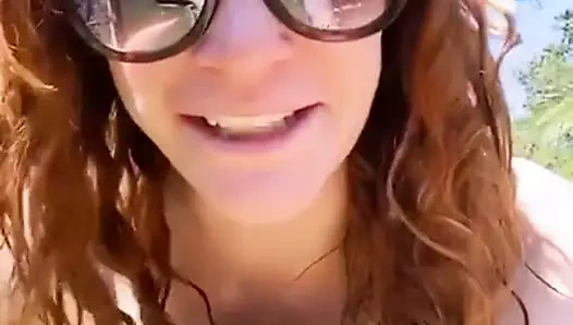 Linz defranco sahte göğüslerini göstermek için herhangi bir bahane kullanıyor