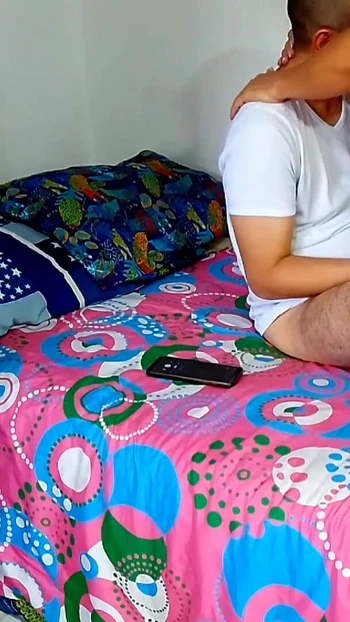 Эмоциональный момент из "Зрелая блондинка ждет своего молодого любовника и трахает его"