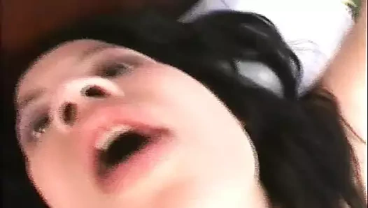 İnce Asyalı ateşli genç kız Suzi Q adamla derin bir sikişten sonra döl yiyor