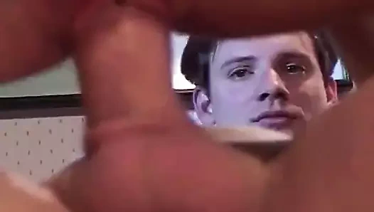 Yaşlı sarışın bayan ağzını alıyor ve amını iki ateşli büyük yaraklı adam sikiyor