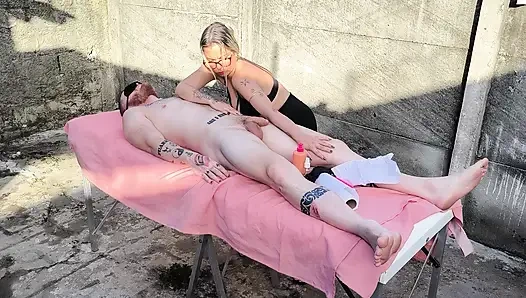 Ateşli sarışınla açık havada çıplak masaj