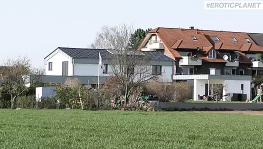 Ateşli sarışın gırtlağına kadar almayı ve sikişmeyi seviyor