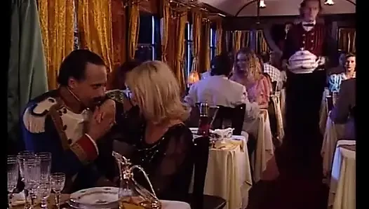 Trenin coupe'sinde edepsiz kaltakları sikiyor ve sonra cüzdanınız olmadan kalıyor 2'de 1 sahne