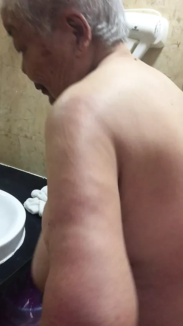 chubby çin nine ile çok sarkık göğüsleri