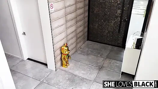 Azgın hatun Brianna Moon yogadan sonra ırklararası sikiliyor