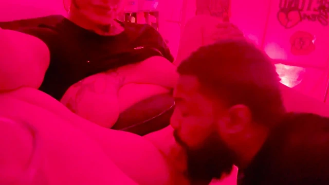 Ts Diana Deelight doğum günü için kadın kılıklı sürtük itaatkar adama ayak parmaklarını ve yarağını emdiriyor