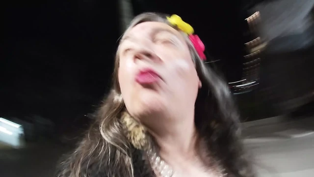 Azgın yaşlı cd kadın kılıklı kamyon durağında sikişiyor