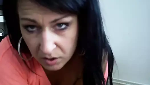 Rattige MILF wichst sich die Pussy!