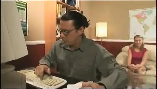 Sürtük sarışın misyoner ve domaltarak emiyor ve sikiliyor