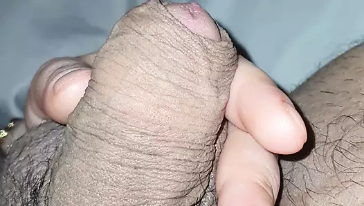 Üvey anne yatakta - eli kayıyor ve üvey oğlunun taşaklarını tutuyor