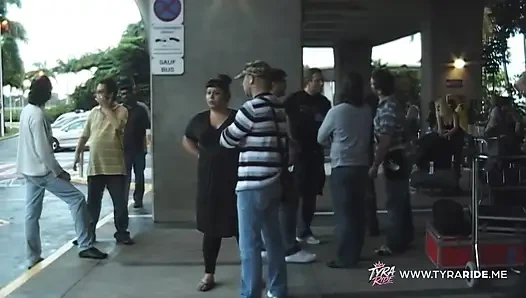 Sarışın tropikal yetişkin sırasında uçurumda açık havada sakso çekiyor