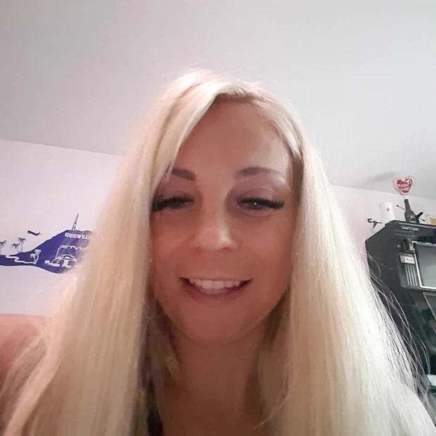 Я ношу леггинсы и длинные кожаные сапоги! Я наклоняюсь и делаю позу раком!