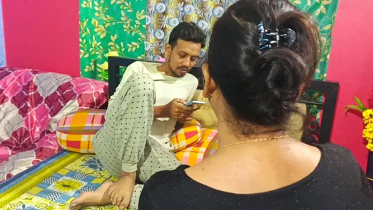 Hintli bir kızın kredi memuru seks yapmaya söz verdi