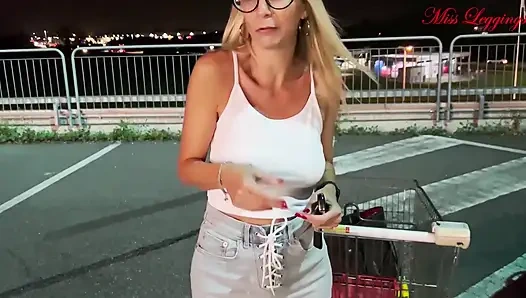 MILF süpermarket otoparkında yaklaştı