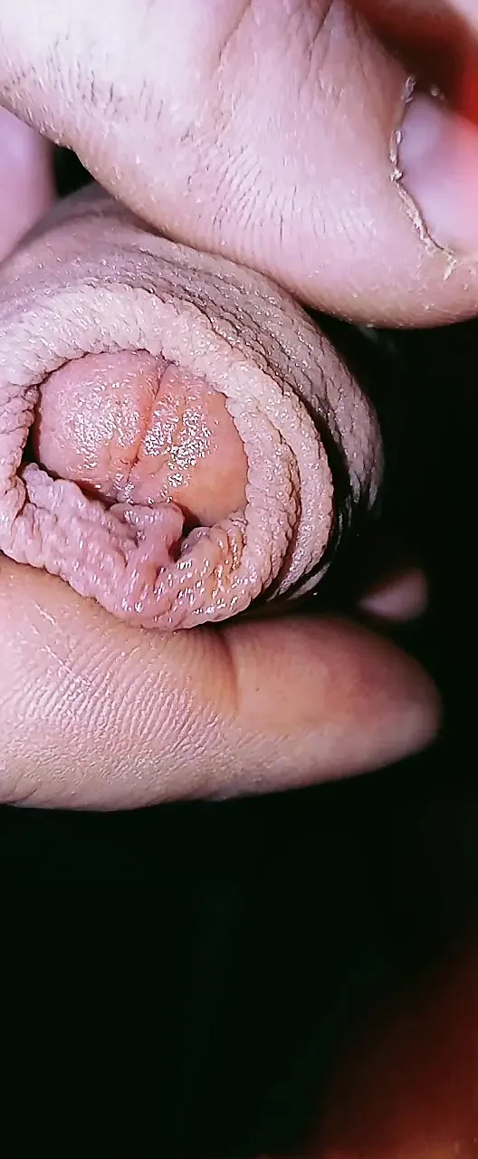 Küçük bir okşuyor ve emiyor