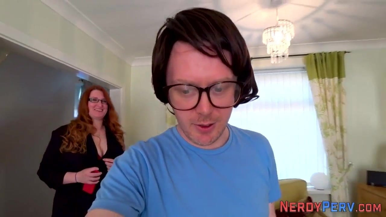 Leeds nerd spermleri milf'in ağzını emdikten sonra