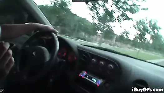 Sarışın bebeğim, araba çalışıyor.