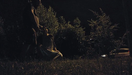 Fahişe teşhirci evli kadın yoğun bir yolda ağzına işiyor