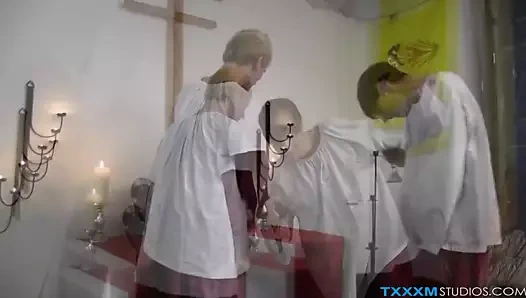 Sıska twink ve sevgilisi arkadaşı kilisede yaramaz olsun