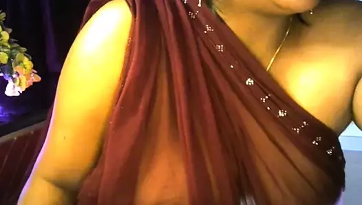 Yalnız kız göğüslerini ve parmaklarını amcığını gösteriyor