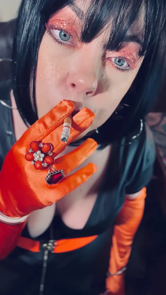 Saten eldivenli genç erkek avcısı Tina Snua 2 sigarayı takip ediyor - eldiven sigara içen sigara içen sigara