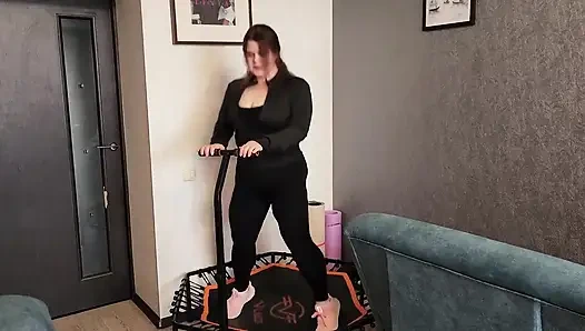 Trambolinde sıkı taytlı ateşli tombul üvey anne ağzına ve amına sert bir yarak alıyor