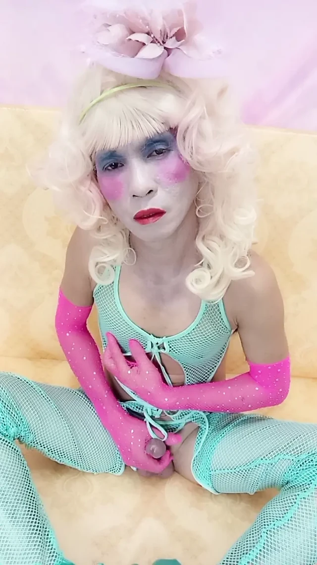 Oanh Le transgender seksi kıyafetler giyerek yapay bir kutu ile oynayan porno