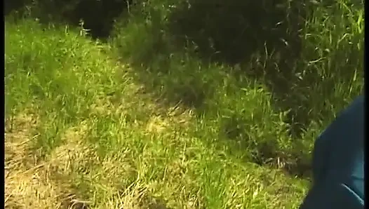 Kıllı sarışın olgun açık havada güzel vakit geçiriyor