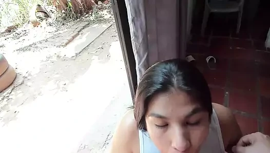 Alexa spor salonunun ödemesinden geliyor. Ve emmeye başlıyor ve ilk kez beni emiyor ve sütünü ağzına sokuyor