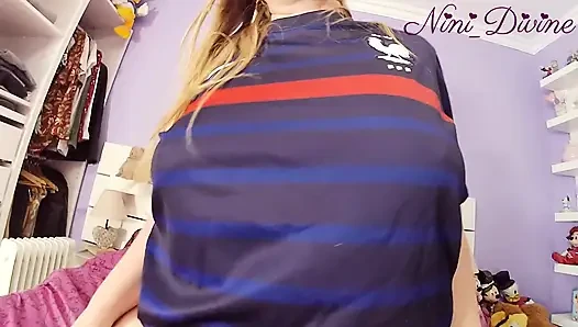 Büyük doğal memeli ve yarak emici ağzı olan azgın bir Fransa futbol destekçisiyle tanıştım