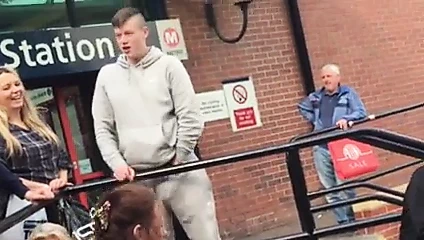 Elinde pantolon olan Str8