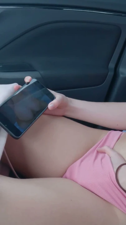 Genç porno videosunu izlerken halka açık bir otoparkta mastürbasyon yapıyor - programrswife | Klip 1
