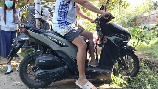19 yaşındaki kız öğrenci trike sürücüsüne biniyor