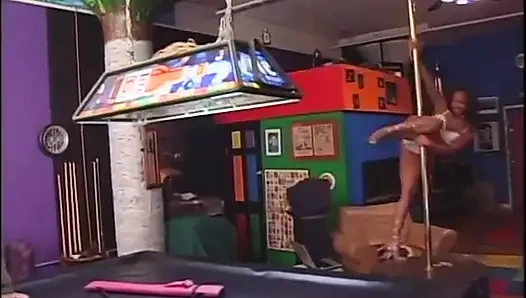 Sıkı götlü siyah kaltak odada zenci adamdan arkadan iyi sikişiyor