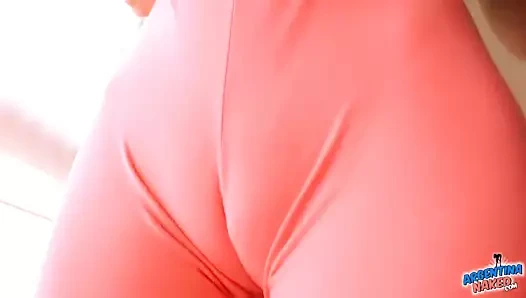 Kızıl saçlı genç göt deliğine kalem sokuyor. deve tırnağı!