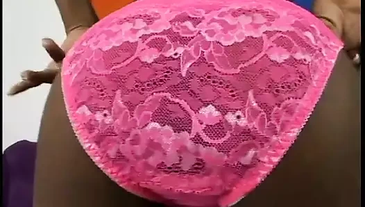 Gözlüklü zenci adam seksi zenci genç kızın tıraşlı amını sikiyor