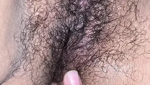Yatakta gece parmaklıyor ve ilk kez anal sikişiyor