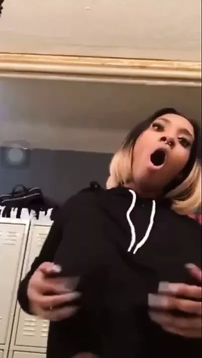 Ebony girl live showing boobs and making it bounce