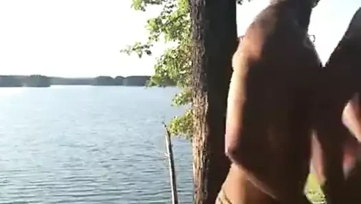 Ormanda sevişen iki seksi adam.