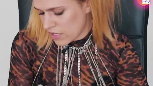 izzysilvia streichelt ihre Pussy