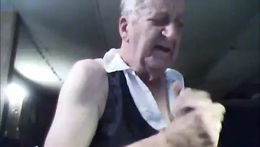 Tilly göğüslerine işkence ediyor