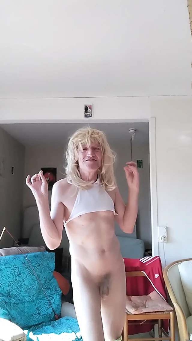 Sarışın ve seksi iç çamaşırı, La Coquine Adorée Show Canicule'de kıpır kıpır. Fırtına...!! ...
